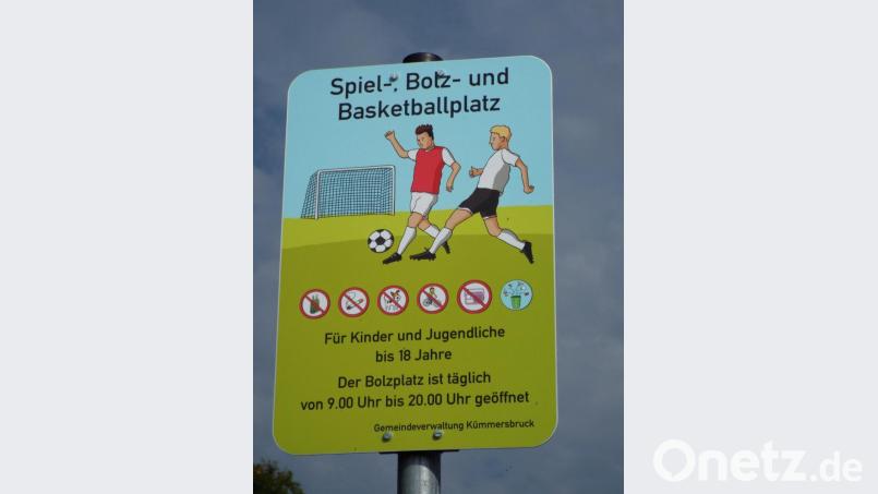 Ein Hinweisschild gibt Auskunft, was erlaubt ist an dem Platz. Bild: e