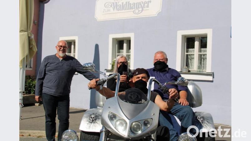 Zu einer Ausfahrt mit dem Trike lud Prinz Bernhard (rechts) seine Zoiglprinzessin Karina (Zweite von links) ein. Als Chauffeur fungierte Manfred Nier (Zweiter von rechts). Gute Fahrt wünschte ihnen Gerald Wickl (links) der Wirt der Zoiglstube "Zum Waldhauser". Bild: prh