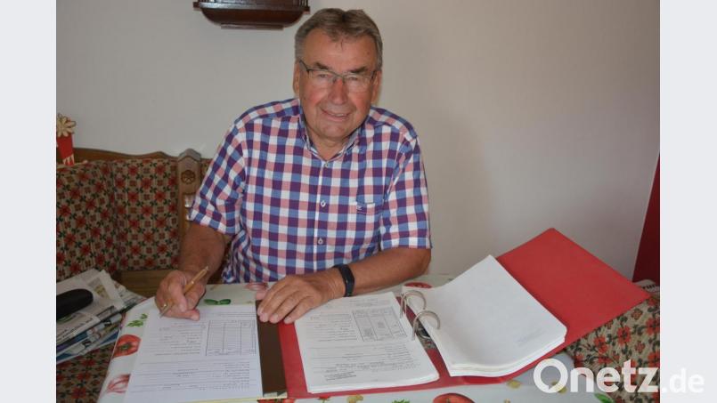 Gerhard Wehner führt seit 1988 genaue Aufzeichnungen über die gemessene Radioaktivität in Lebensmittel. Seine Messergebnisse hält der 78-jährige in seinem Ordner fest. Bild: jr