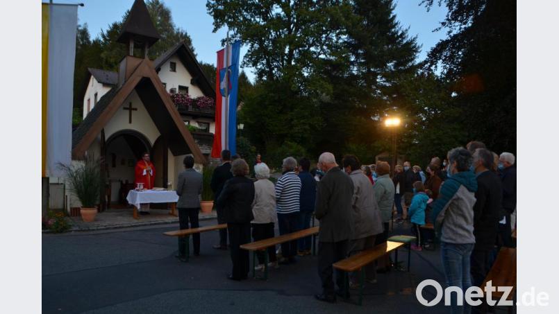 Mit einem Dankgottesdienst feierte Kaplan Alexander Ertl mit den Gläubigen einen Dankgottesdienst vor der Kapelle in Fiedlbühl und erinnerte an den 50. Jahrestag der Madonnenstiftung durch den Bayerischen Ministerpräsidenten Dr. Alfons Goppel. Bild: dob