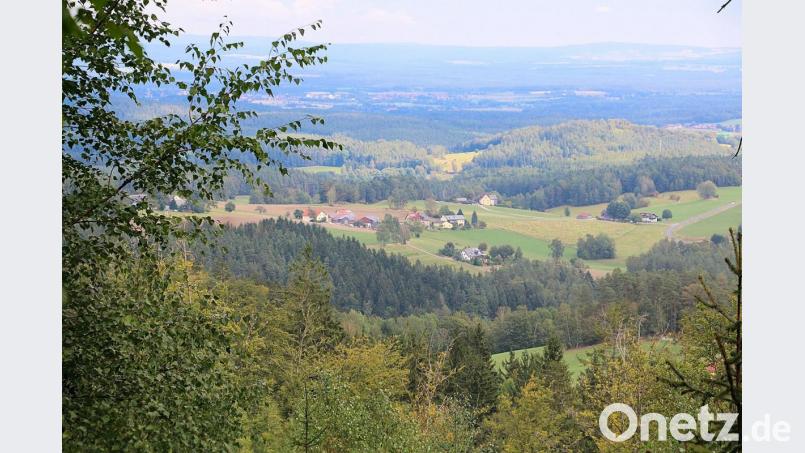 Zu den Höhepunkten der Jubiläumstour zählten auch Panoramablicke. Im Bildvordergrund ist der Ortsteil Bärnhöhe der Gemeinde Friedenfels zu sehen. Bild: bsc