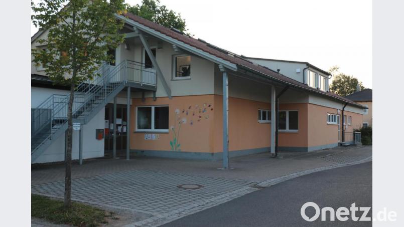 Am 13. November macht hier der Lastwagen von Humedica Station und lädt die beim Kinderhaus abgegebenen Pakete für die Bedürftigen ein. Bild: rpp