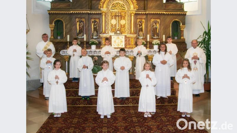 Die Kommunionkinder der Pfarrei Plößberg mit Pfarrer Thomas Thiermann (hinten rechts) und Diakon Egon Giehl (hinten links). Bild: Foto Hummer