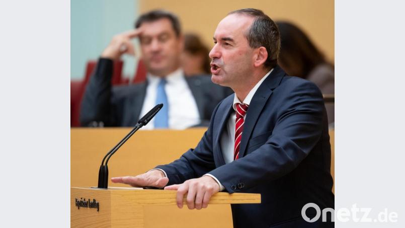 Wirtschaftsminister Hubert Aiwanger ( Freie Wähler) spricht im bayerischen Landtag. Im Hintergrund sitzt Ministerpräsident Markus Söder (CSU). Bild: Sven Hoppe/dpa