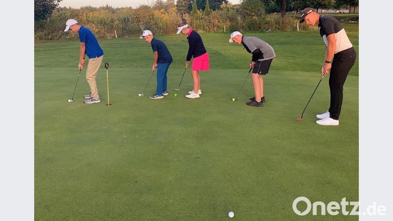 Am Wochenende war der zweifache Golf-Europameister Matthias Schmid (r.) erneut beim GLC Schmidmühlen zu Gast und gab dabei den Jugendlichen Tipps und Tricks aus erster Hand. Bild: lst Bild: lst