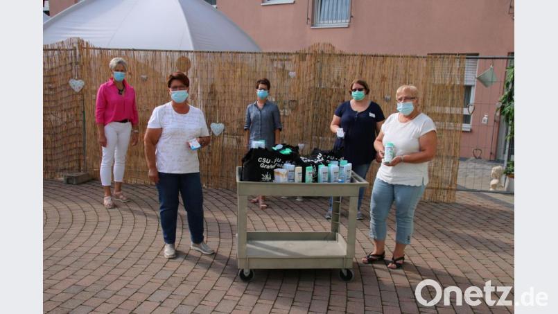 Die Frauen-Union überreicht auch den Bewohnen und dem Personal des St. Sebastian Heims in Grafenwöhr Schokolade und Hygieneprodukte. Bild: sne
