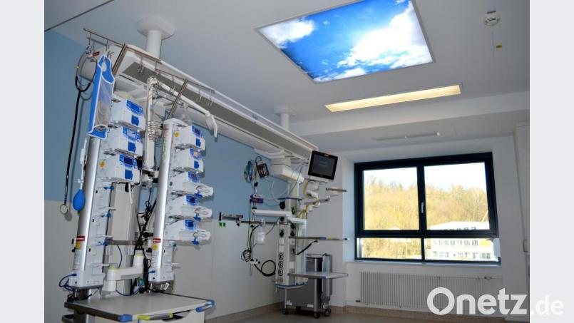 Das Barmherzige Brüder Krankenhaus St. Barbara Schwandorf – hier ein Bild aus der neuen Intensivstation – ist eines der Schwerpunktkrankenhäuser, die für die Behandlung von Covid-19-Patienten vorrangig zuständig sind. Bild: Marion Hausmann/exb