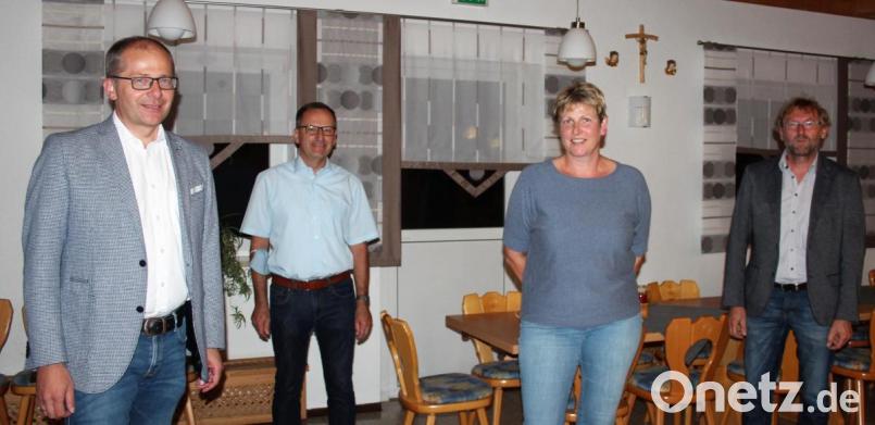 Ute Barde wurde zur neuen Ortssprecherin gewählt. Es gratulierten (von links) Bürgermeister Roman Schäffler, Wahlleiter Martin Graser sowie Zweiter Bürgermeister Hermann Schraml Bild: stg