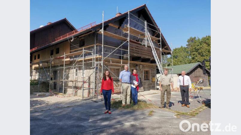 Baustellenbesichtigung mit (von links) der Waldershofer Bürgermeisterin Margit Bayer, Max und Martina von Waldenfels, Pächter Matthias Schwarz und dem Marktredwitzer Oberbürgermeister Oliver Weigel. Bild: fphs