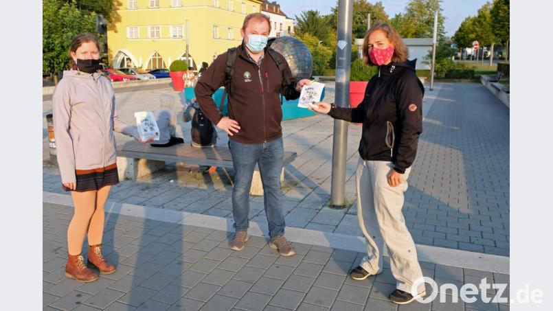 Bus- und Bahnfahren wird belohnt. Brotzeittütenaktion im Rahmen der Europäischen Mobilitätswoche. Heike von Eyb, Koordinatorin für kommunale Entwicklungspolitik und Corinna Loewert (links), Klimaschutzmanagerin, sagten Danke. Bild: Stadt Amberg, Thomas Graml/exb