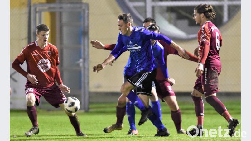 Die SpVgg SV Weiden (im Bild Mittelfeldspieler Michael Busch/Mitte) bestritt am 29. November 2019 ihr letztes Punktspiel. Damals endete die Spitzenpartie gegen den ASV Neumarkt 3:3. Mit einem Remis wollen sich die Schwarz-Blauen beim Gastspiel beim TSV Seebarn nicht zufriedengeben. Bild: A. Schwarzmeier