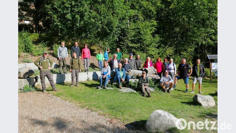 Am Eingangsportal zum Steinwald in Pfaben stellten sich die Teilnehmer der Jubiläums-Tour des Naturparks zu einem Erinnerungsfoto. Zum Erfolg trugen die Ranger Jonas Ständer und Marie Wittmann (vorne von links) bei. Bild: bsc