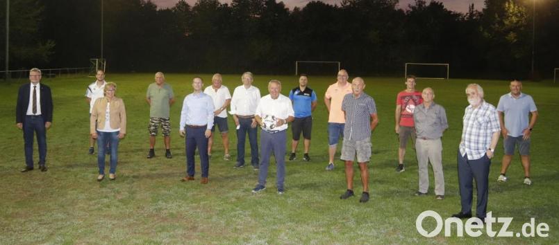 Der neugewählte Vorstand und Beirat des SV Loderhof/Sulzbach mit Bürgermeister Michael Göth (links). Bild: exb