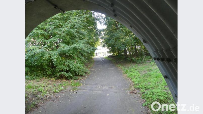 Von den Einkaufsmärkten in der Kirchenthumbacher Straße aus führt eine Unterführung der B 470 in Richtung Rußweiherbad. Bürgermeister Marcus Gradl beklagt, dass Marktkunden trotzdem die viel befahrende Bundesstraße queren. Bild: rn