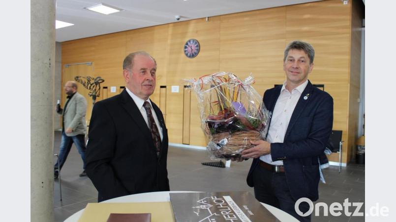 Vorsitzender Markus Kurz (rechts) bedankte sich im Namen des Gartenbauvereins Mitterauerbach bei Laurenz Lorenz für sein Engagement. Bild: pko