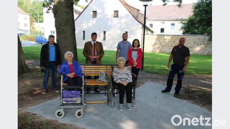 Stadtrat Thomas Mayer, seine Mutter Christa, Bürgermeister Edgar Knobloch, Helga Neidl, Bauamtsmitarbeiter Pascal Hoffmann, ILEK-Managerin Annika Schreier und Bauhofleiter Alex Waschkewitsch (von links) freuen sich über die neuen Seniorenbänke. Diese sind an neun Standorten im Stadtgebiet zu finden. Bild: sne