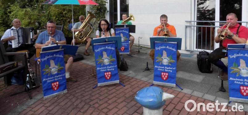 Die Birgländer Musikanten unterhalten die Bewohner im Dr.-Stephan-Kastenbauer-Haus. Bild: exb