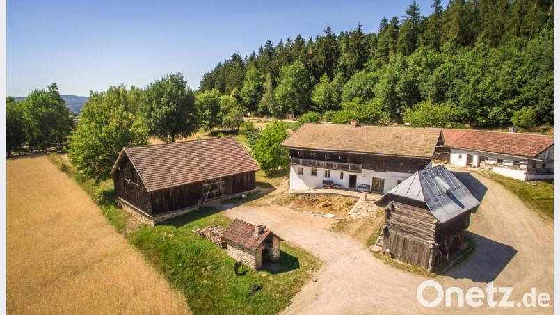 Das gesamte Waldlerdorf (Bild) im Freilandmuseum Oberpfalz wird derzeit zur Schädlingsbekämpfung begast. Bild: Marco Linke/exb