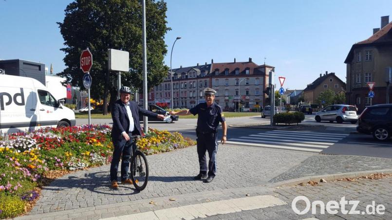 OB Michael Cerny (links) kam zufällig vorbei, als die Polizei bei einer Verkehrssicherheitsaktion Fahrradfahrer und Nutzer von Pedelecs über Sicherheit im Straßenverkehr aufklärten. Bild: exb