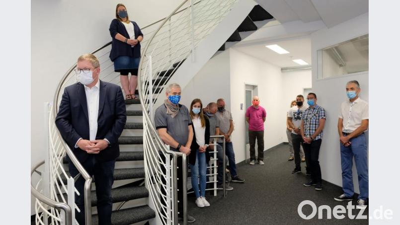 Oberbürgermeister Michael Cerny (links) und ein Teil der nun hier untergebrachten Beschäftigten der Stadt Amberg bei der Einweihung der neuen Räumlichkeiten. Bild: Susanne Schwab, Stadt Amberg/exb