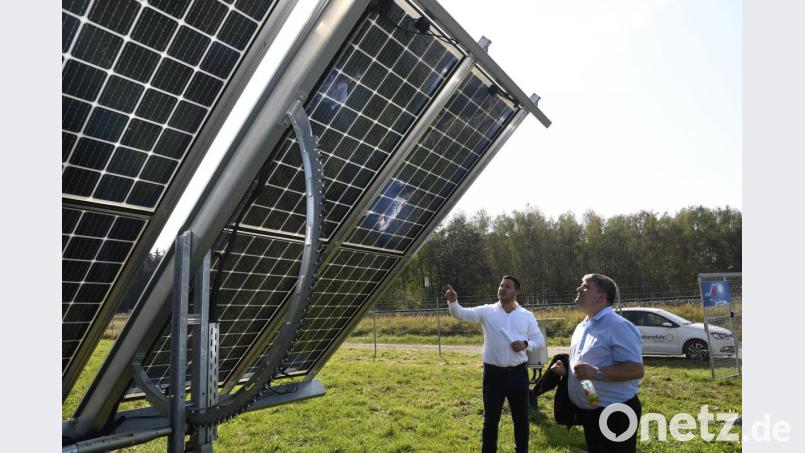 Solarpower-Geschäftsführer Bastian Oppel und Grünen-Bundestagsabgeordneter Stefan Schmidt fachsimpeln über den Solarpark in Thansüß. Bild: Petra Hartl