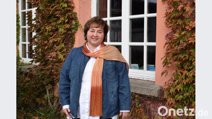 &quot;Leben plus&quot;-Quartiersmanagerin Cornelia Stahl vor ihrem aktuellen Büro in der Stadtbücherei Tirschenreuth. Bild: szl