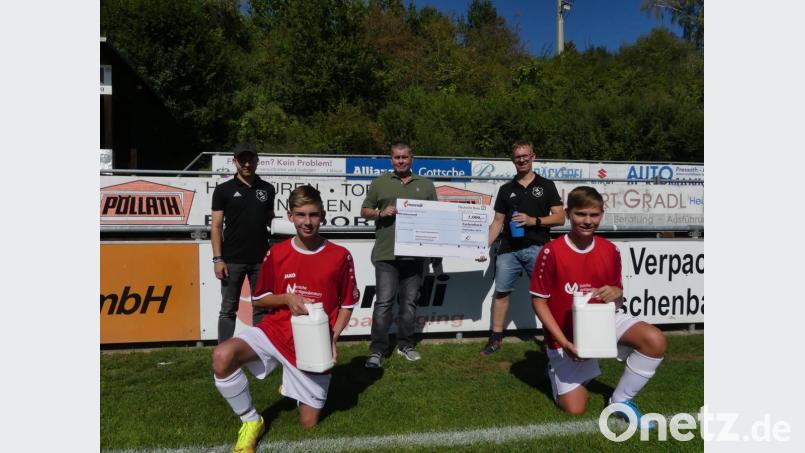 Mit 1000 Euro unterstützt das Verpackungswerk Mondi den SC Eschenbach bei der Anschaffung von Desinfektionsmitteln. 500 Euro gibt es zudem für die Waldjugend. Bild: rn