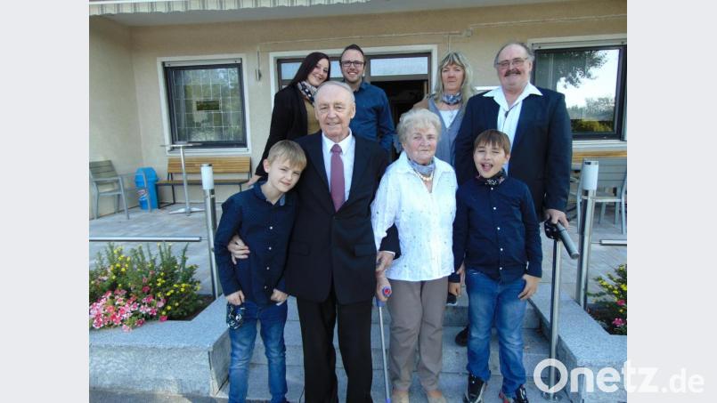 Karl und Irmgard Herold (vorn, Mitte) im Kreis ihrer Familie. Besonders stolz ist das diamantene Hochzeitspaar auf seine beiden Urenkel. Bild: fnk