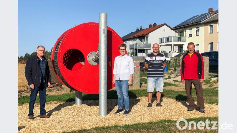 Die Gemeinde stellte neue Spielgeräte in den Betrieb. Von links: Zweiter Bürgermeister Herbert Mattes, Bürgermeisterin Marion Höcht, Bauamtsleiter Gerhard Streibelt und Bauhofleiter Volkmar Sirtl Bild: nza