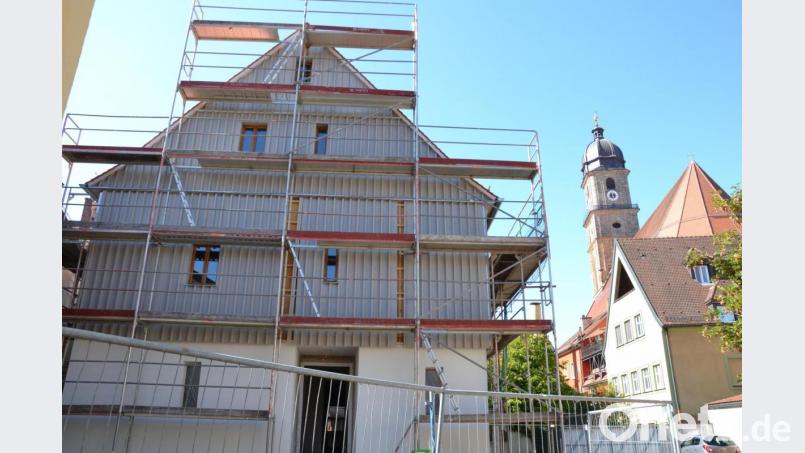 St. Martin im Hintergrund: Der neue Pfarrhof liegt noch etwas näher an der Kirche als der alte. Bild: upl