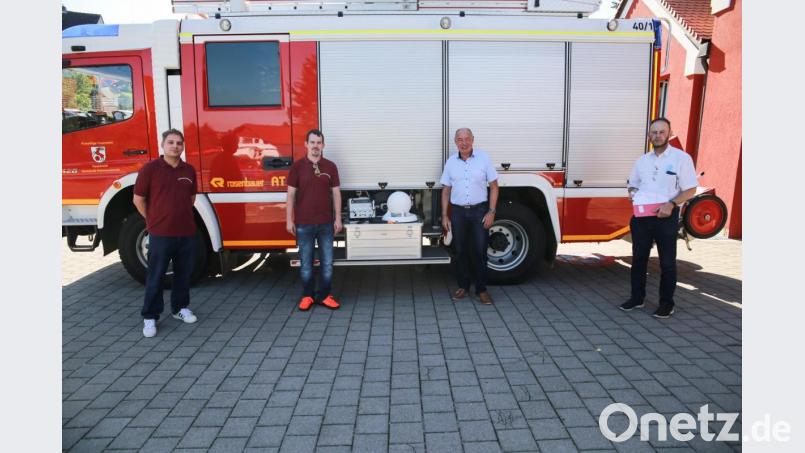 Über eine neue Mobela-Anlage freuen sich 2. Kommandant Rudi Schüller (von links) und 1. Kommandant Michael Reindl mit Bürgermeister Roland Strehl und Hauptamtsleiter Wolfgang Roggenhofer. Bild: egl