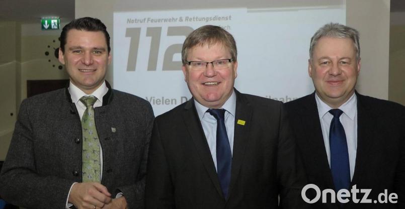 Der Amberger Oberbürgermeister Michael Cerny (Mitte) bleibt Vorsitzender des „Zweckverbandes für Rettungsdienst und Feuerwehralarmierung Amberg“. Auch seine beiden Stellvertreter Thomas Ebeling (links) und Richard Reisinger (rechts) wurden im Amt bestätigt. Das Bild entstand bei der Verbandsversammlung im vergangenen Jahr. Reisinger wurde diesmal in Abwesenheit gewählt. Archivbild: Hirsch