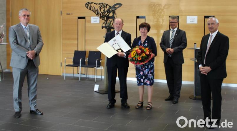 Bei einer Feierstunde in der Schwarzachtalhalle hat Laurenz Lorenz (Zweiter von links, mit Gattin Elisabeth) die Staatsmedaille in Bronze erhalten. Zur Auszeichnung gratulierten (von rechts) Behördenleiter Thomas Gollwitzer, Bürgermeister Martin Birner und stellvertretender Landrat Richard Tischler. Bild: pko