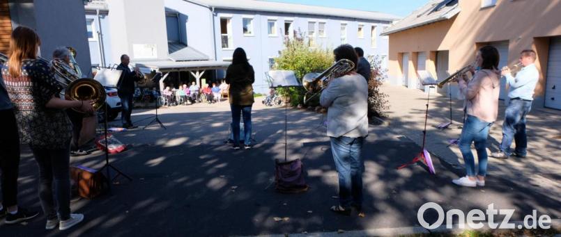 Der evangelischen Posaunenchores unter Leitung von Wolfgang Lang erfreut die Bewohner des Seniorenheimes „ Am Reiserwinkel&quot; mit einem Ständchen. Bild: le