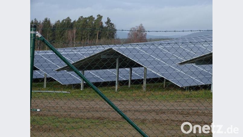 Eine Erweiterung des Solarparks auf einer Anhöhe nördlich von Wolfring ist vorläufig auf Eis gelegt. Dem Betreiber wurde in einer Gemeideratssitzung geraten, &quot;heimzugehen und Hausaufgaben zu machen&quot;. Ganz generell will das Plenum nun ein Konzept dafür erarbeiten, ob man weitere Solaranlagen in der Gemeinde Fensterbach haben will und wenn ja, wo genau. Archivbild: Houschka