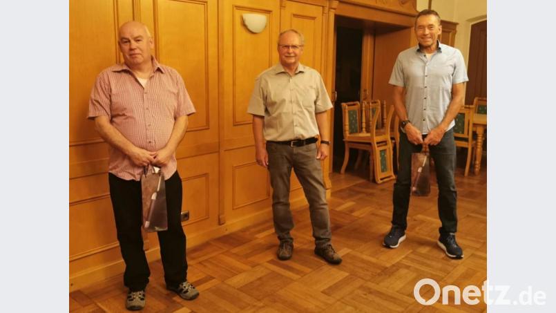 Reiner Kirschner (links) und Stefan Pollert (rechts) übernehmen beim &quot;Freien Wählerblock Pressath&quot; kein Amt mehr. Vorsitzender Wolfgang Graser dankt ihnen für das Engagement. Bild: exb