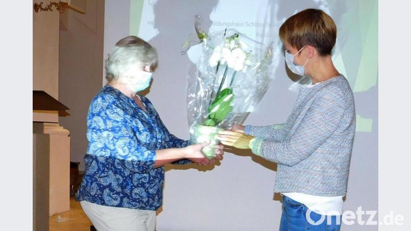 Michaela Blattnig (rechts) hält beim Mockersdorfer Frauenbund einen Vortrag über das Seelenheil. Regina Krywinski überreicht ihr zum Dank eine Orchidee. Bild: hai