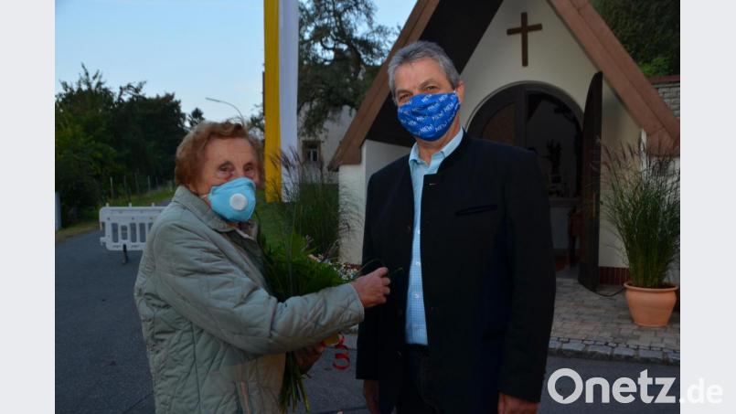 Barbara Hammerl gilt seit 1983 als Hüterin der Kapelle. Sie hängt mit viel Herzblut an dem Kleinod. Dafür erhielt sie von Bürgermeister Andreas Wutzlhofer einen Blumenstrauß und ein Kuvert. Bild: dob