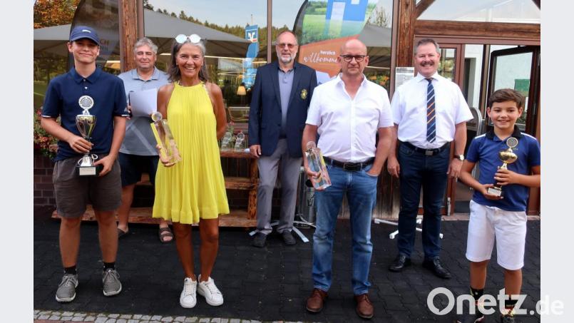 Der Golf- und Landclub Oberpfälzer Wald ehrte die Vereinsmeister 2020. Das Bild zeigt von links: Vincent Schober, Jürgen Hildebrand, Sabine Paluka, Horst Jäger, Thomas Wiederer, Bernhard Werner und Theo Wild. Bild: Hirsch