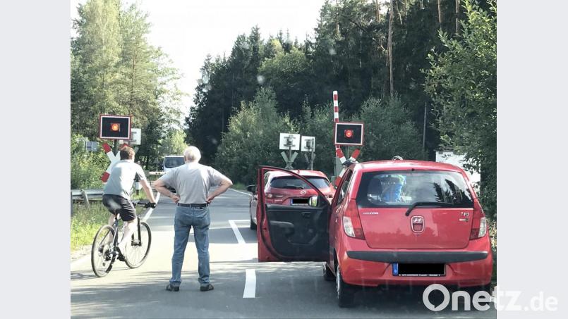 Das akustische Warnsignal ist deutlich, das rote Licht leuchtet, aber nur eine Halbschranke ist geschlossen. Ein Zug kommt und kommt nicht. Die ersten Verkehrsteilnehmer wollen deshalb den Bahnübergang in Richtung Latsch dennoch passieren. Dürfen Sie das? Die Bundespolizei informiert. Bild: mte