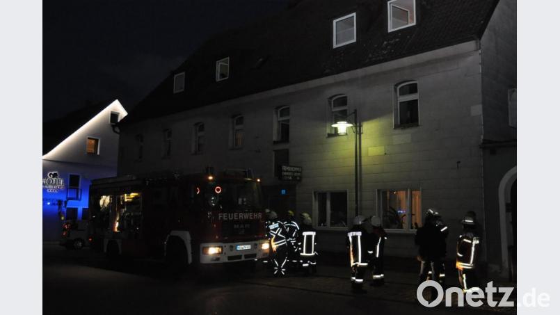 In einem Gebäude an der Hauptstraße war ein verstopfter Kamin schuld an der starken Rauchentwicklung, die etliche Feuerwehren auf den Plan rief. Nach 2016 war es nun der zweite Einsatz wegen starker Rauchentwicklung. Damals war es aber ein zu großes Holzscheit das nicht in den Ofen passte und vor sich hinqualmte. Bild: dob