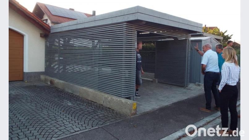 Der Bauausschuss besichtigte den Carport in Lengenfeld. Bild: e