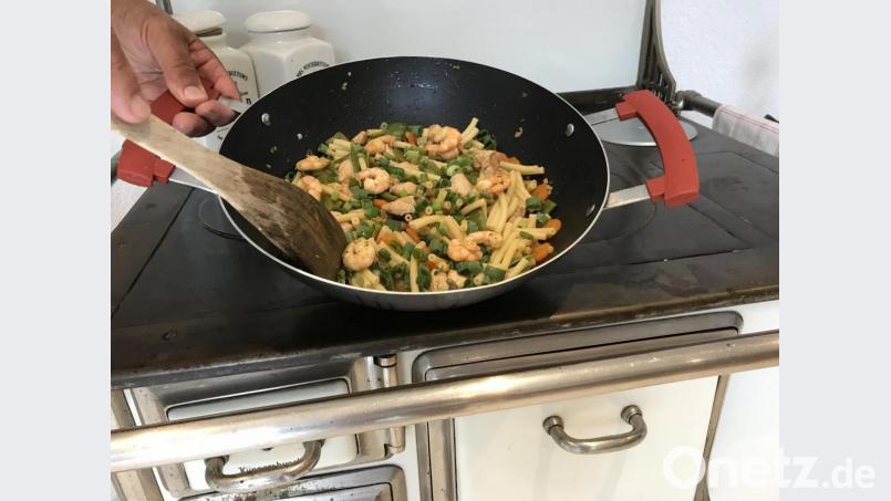 Alle Zutaten werden gemeinsam im Wok angebraten – bis auf die Nudeln und die grünen Frühlingszwiebeln. Sie kommen in den letzten beiden Schritten dazu. Bild: Michael Schiffer