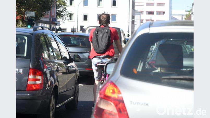 Wie hier in der Bahnhofstraße geht es an vielen Stellen im Straßenverkehr zu eng zu. So hätte der Radfahrer kaum eine Chance, wenn der Fahrer eines am Straßenrand geparkten Fahrzeugs plötzlich die Tür öffnet. Bild: Gabi Schönberger