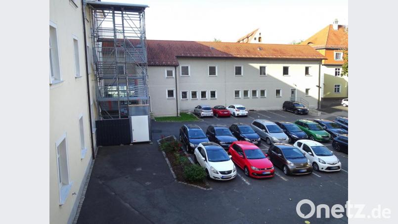 Das ehemalige Werkstattgebäude (im Hintergrund) an der Westseite des Amtsgerichts soll abgerissen und durch einen neuen Trakt ersetzt werden. Mit der Verwirklichung dieser Baumaßahme verschwindet dann das Gerüst mit einer Notfalltreppe (links), das seit einigen Jahren am Hauptgebäude steht. Bild: Houschka