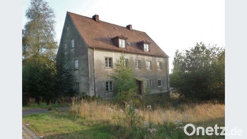 Anstelle der beiden abbruchreifen Wohnhäuser in der Luisenburgstraße mit den Hausnummern 21 (im Bild) und der Hausnummer 23 soll mit einem Neuordnungskonzept neuer Wohnraum geschaffen werden. Bild: br