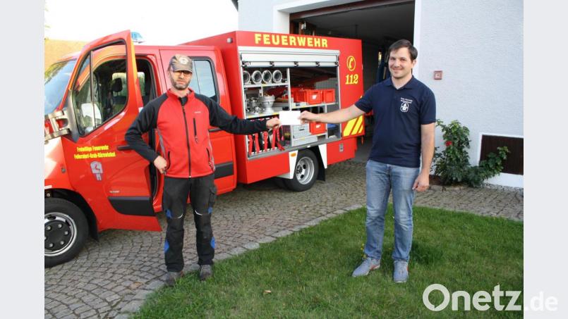 Seinen Dank für die handfeste Unterstützung der Feilersdorfer Wehr beim Burkhardsreuther Feuerwehrfest 2018 hätte der Burkhardsreuther Kommandant Stefan Groß (rechts) seinem Feilersdorfer Kollegen Gerhard Wiesent gern durch tatkräftiges Zupacken bei der 125-Jahr-Feier der Feilersdorfer ausgedrückt. Weil &quot;Corona&quot; die Festpläne durchkreuzte, gab es als Dankes- und Solidaritätsgeste ein Geldgeschenk. Bild: bjp