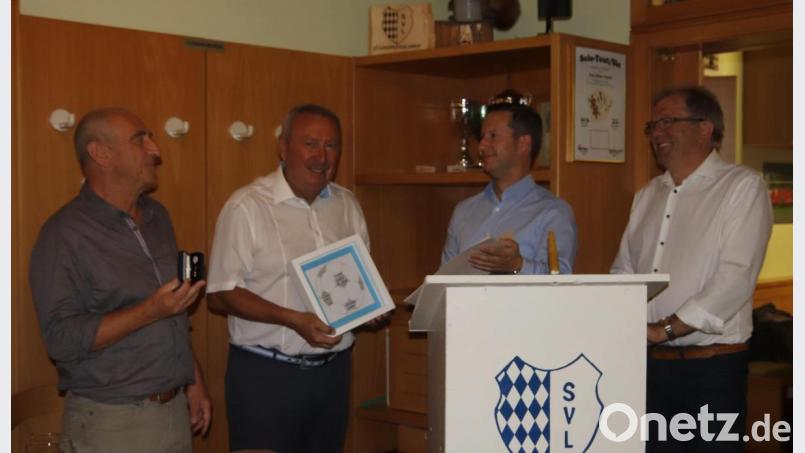 Glückwünsche zu einer besonderen Auszeichnung (von links): Schatzmeister Kurt Hösl, Vorsitzender Joachim Bender mit der BLSV-Verdienstmedaille in Gold mit Brillanten, Zweiter Vorsitzender Michael Jakuttis und Schriftführer Richard Donhauser. Bild: exb