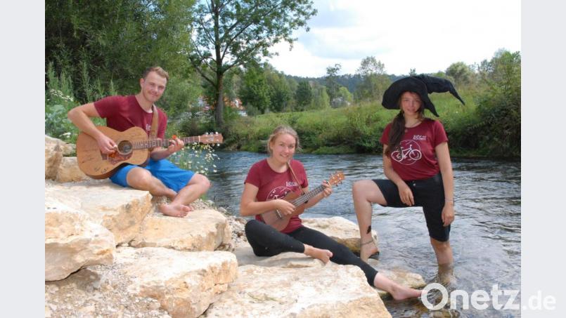 Collin Willhauck (von links), Kim Mira Meyer und Lea Kopff spielen Songs am Lauterachufer in Schmidmühlen. Bild: pop