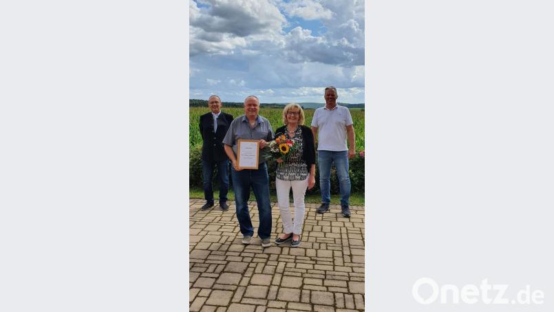 Vereinsvorsitzender Michael Eckmeder (von links), Ehrenvorsitzender Johann Luschmann, seine Ehefrau Heidi und Fraktionssprecher Thomas Wagner. Bild: pop